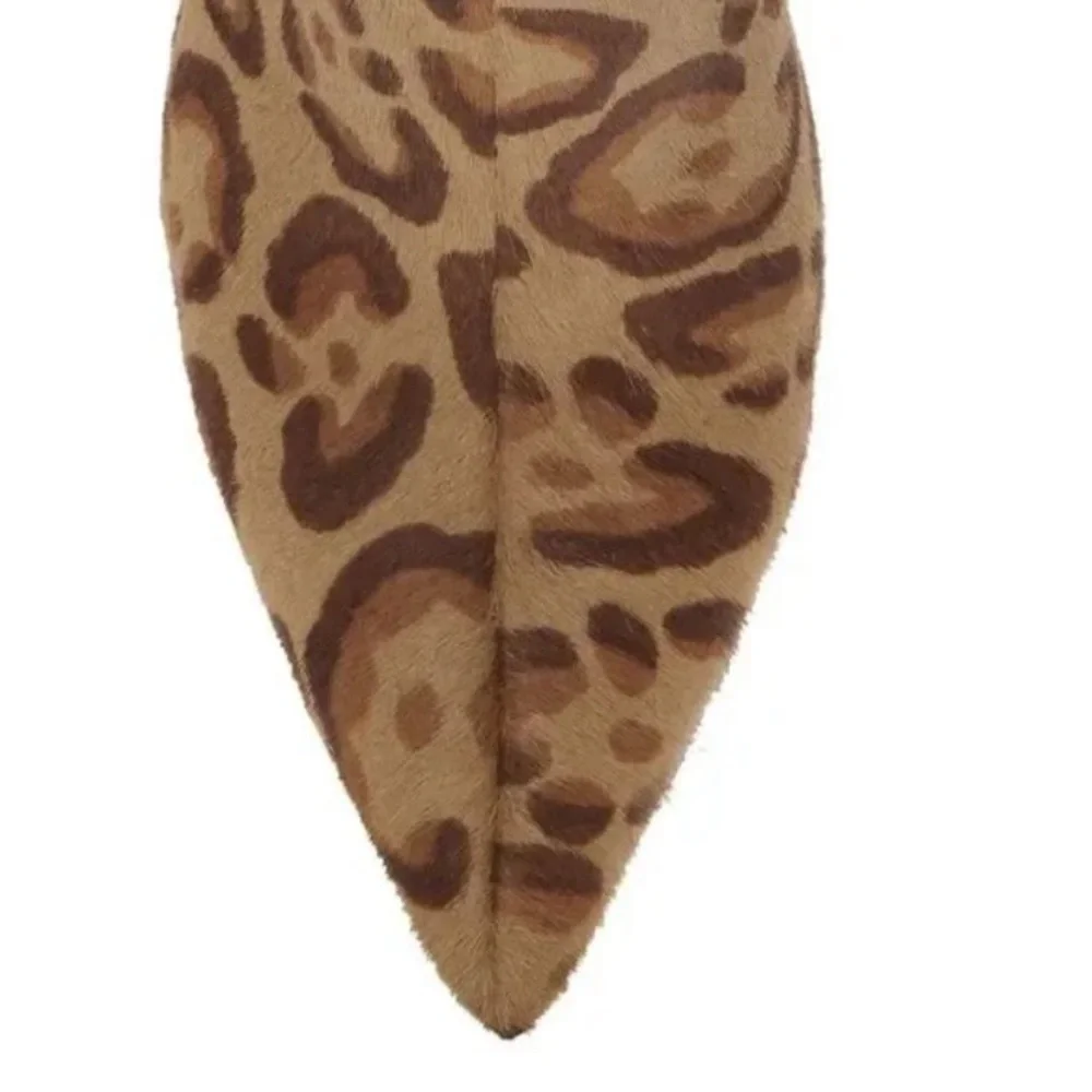 Vince Camuto Cheetah Print Pointed toe Ankle Boots size 5